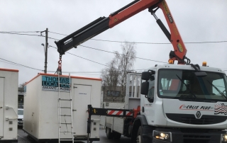 grutage cabane de chantier avec véhicule poids lourd-1