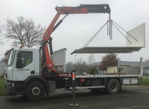 grutage cabane de chantier avec véhicule poids lourds